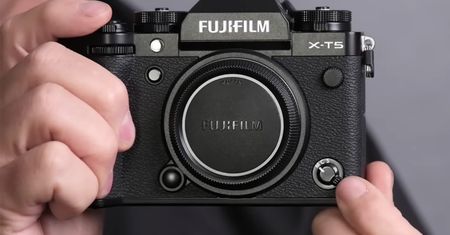 Fujifilm X-T5 ma dużą rozdzielczość i doskonałe wideo. Czy to aparat marzeń?