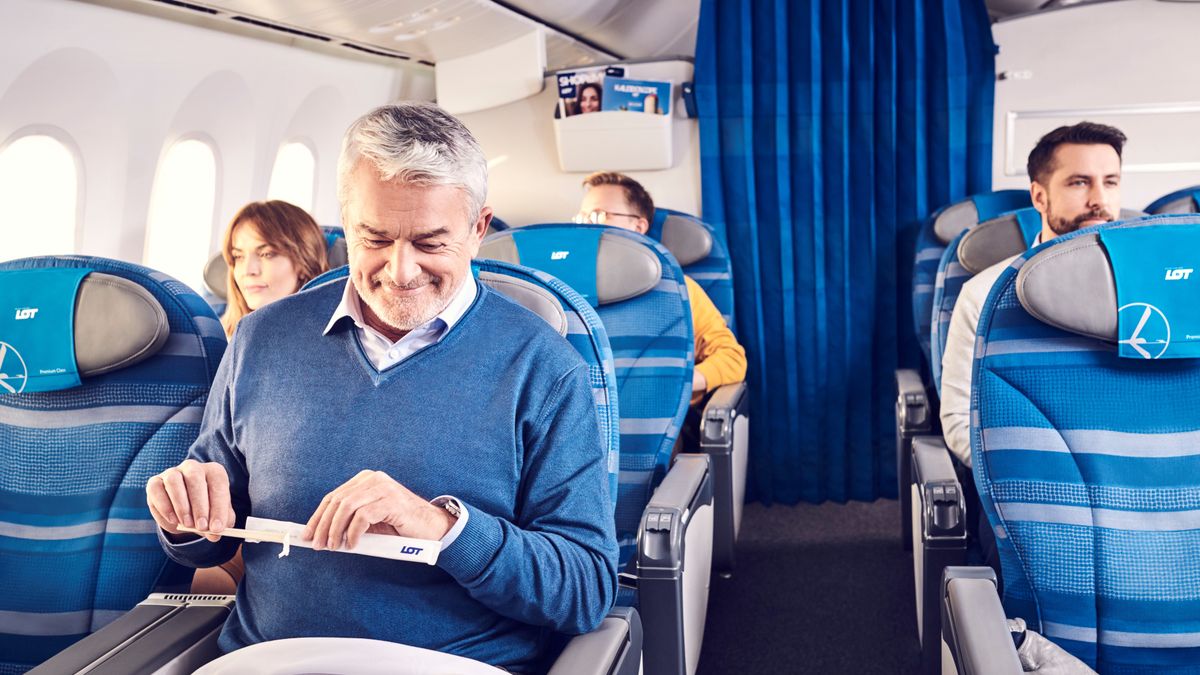 Nowość w LOT: możesz sobie kupić roczny bilet na latanie po kraju. Jest taniej, niż normalnie?