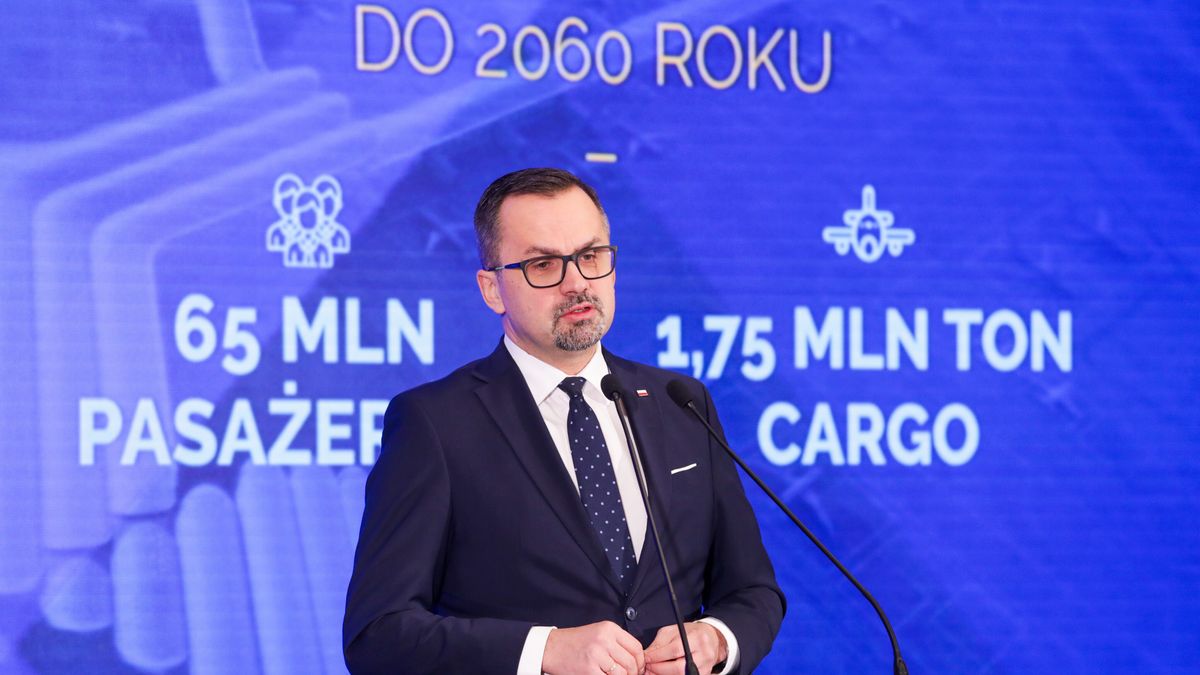 Warszawa, 11.12.2023. Wiceminister funduszy i polityki regionalnej, pełnomocnik rządu ds. Centralnego Portu Komunikacyjnego Marcin Horała podczas konferencji prasowej w siedzibie MFiPR w Warszawie, 11 bm. Temat spotkania: "Podsumowanie 1500 dni Marcina Horały na stanowisku pełnomocnika ds. CPK". (amb) PAP/Tomasz Gzell