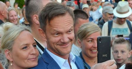 Pazura: "NIE ANGAŻUJĘ SIĘ POLITYCZNIE. Konstytucja jest do zmiany, napisali ją komuniści"