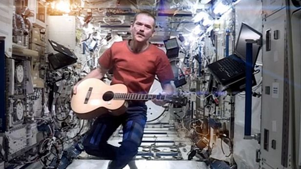 Wideo dnia: pierwszy teledysk nagrany w kosmosie! Hadfield śpiewa "Space Oddity" 1
