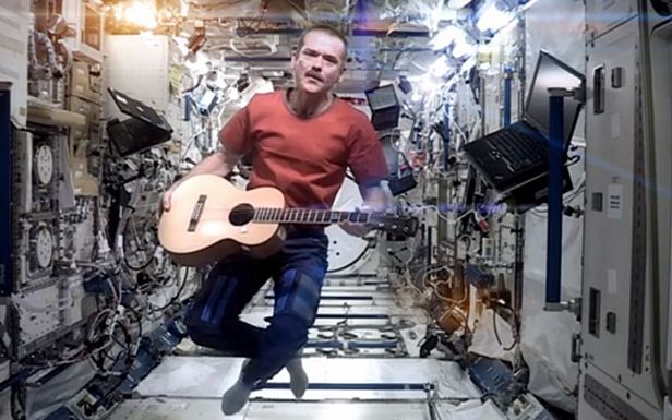 Chris Hadfield gra i śpiewa (Fot. YouTube)