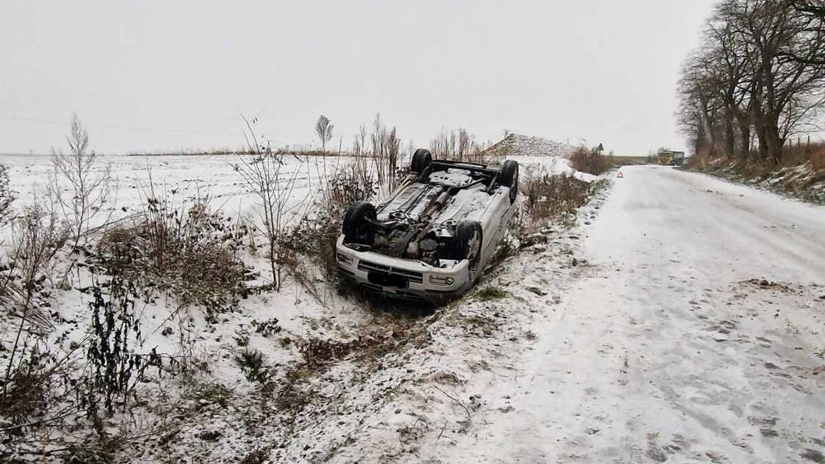 Nissan dachował w rowie w Kłodnicy Górnej