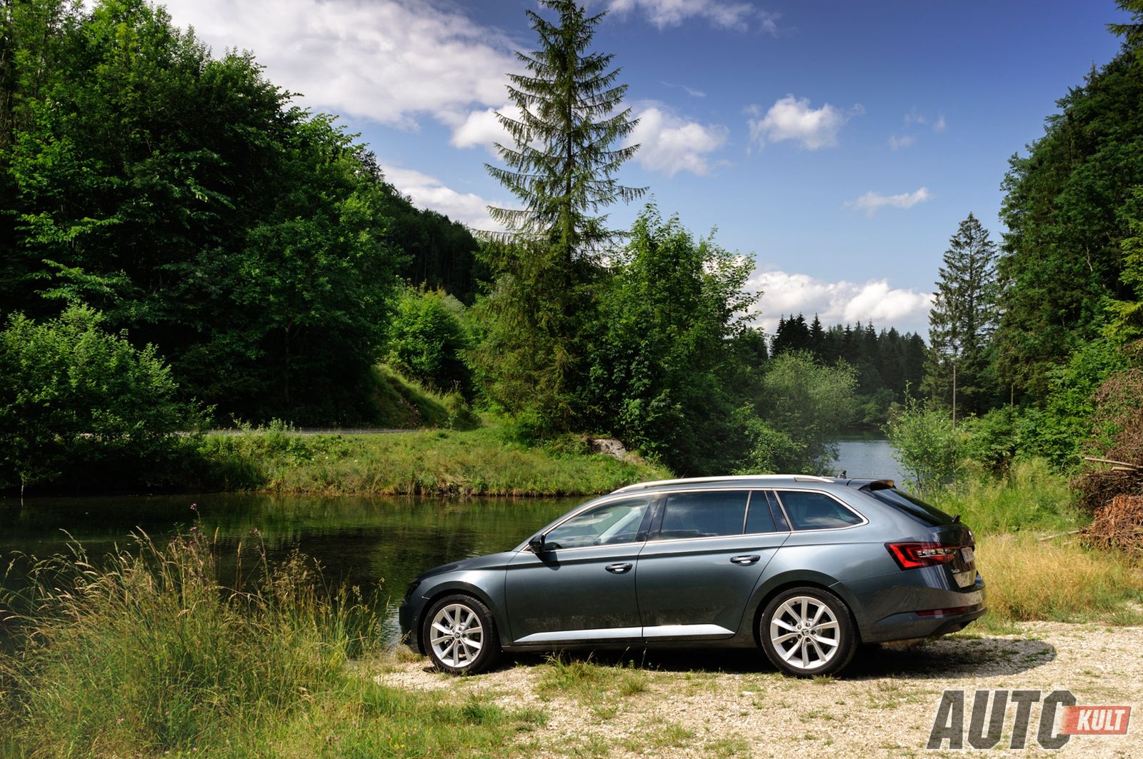 Škoda Superb w wersji kombi ma największy bagażnik w swojej klasie mimo opadającej pod skosem tylnej szyby, która pozwoliła zachować zgrabną sylwetkę.
