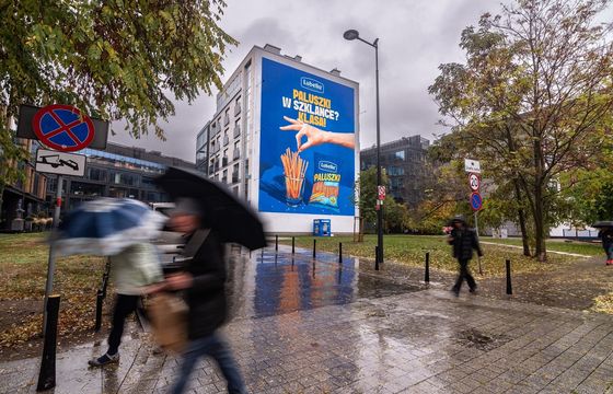 Paluszki Lubella z automatu do szklanki w centrum Warszawy