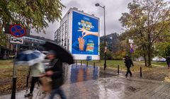 Paluszki Lubella z automatu do szklanki w centrum Warszawy