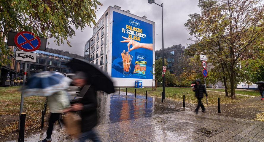 Paluszki Lubella z automatu do szklanki w centrum Warszawy