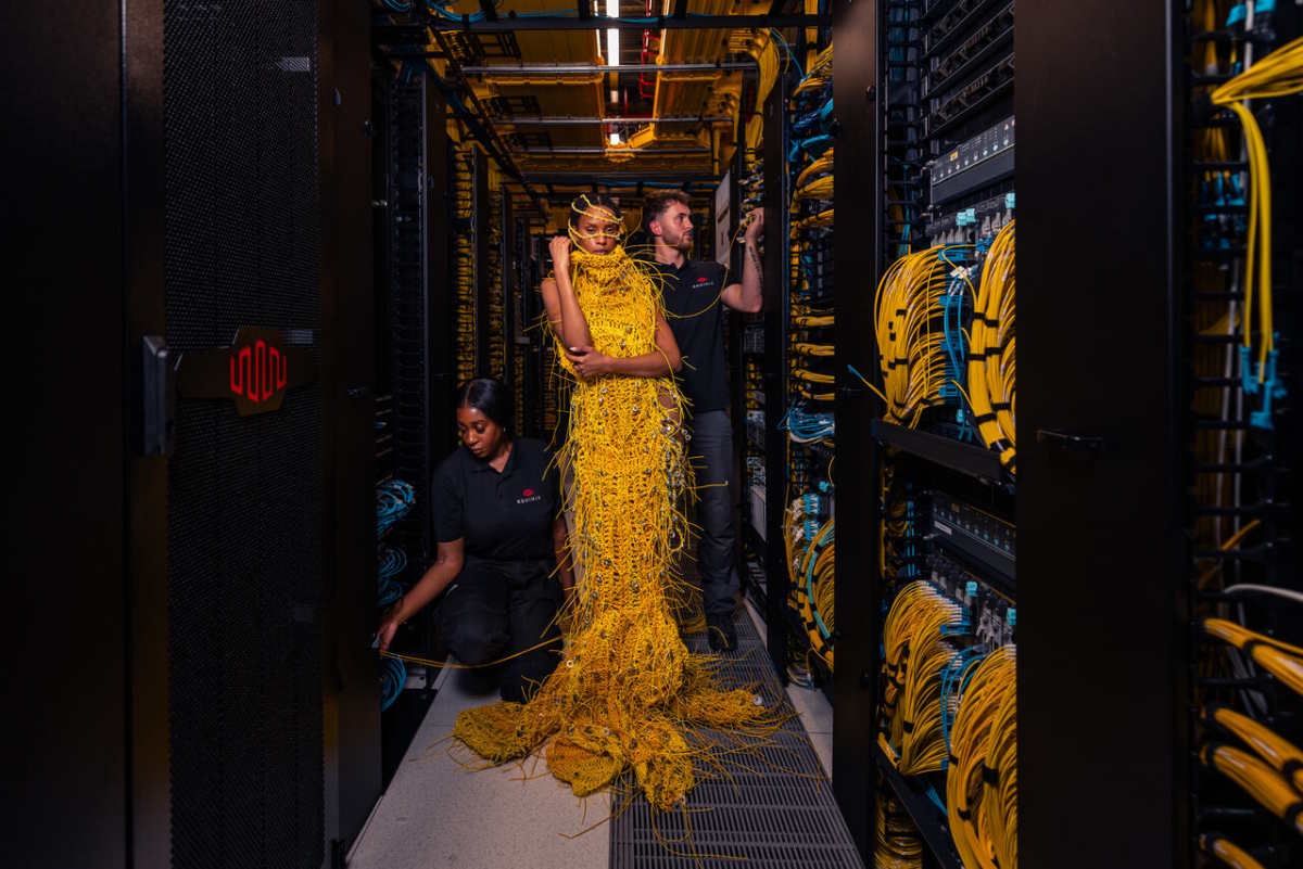 Sukienka z 3600 metrów przewodów światłowodowych