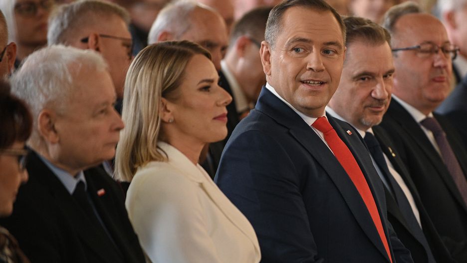 Warszawa, 11.06.2025. Prezydent elekt Karol Nawrocki (3L), jego żona Marta Nawrocka (2L) i prezes PiS Jarosław Kaczyński (P) podczas uroczystości wręczenia mu uchwały PKW ws. stwierdzenia wyniku wyborów prezydenckich, 11 bm. na Zamku Królewskim w Warszawie. W drugiej turze wyborów prezydenckich zwycięzcą został popierany przez PiS Karol Nawrocki, uzyskując 50,89 proc. głosów. Kandydat KO Rafał Trzaskowski zdobył 49,11 proc. poparcia. (mr) PAP/Marcin Obara