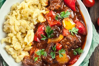 Zdrowsza od wieprzowiny i wołowiny. Ma dużo kolagenu i żelaza, a ja robię z niej pyszny gulasz