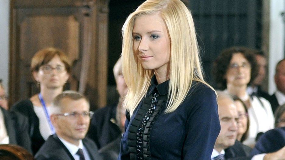 Kinga Duda, podobnie jak pierwsza dama RP, ubiera się skromnie, szykownie i z klasą. Zobacz zdjęcia i inspiracje.