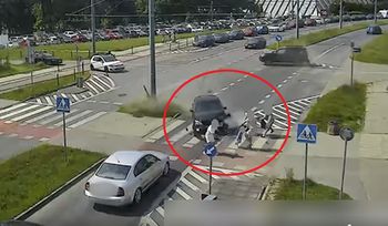Tychy. Auto o mało nie rozjechało kobiety z wózkiem. Dramatyczne nagranie