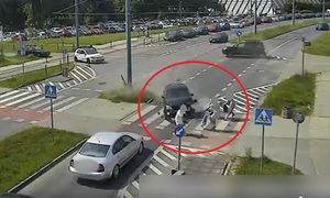 Tychy. Auto o mało nie rozjechało kobiety z wózkiem. Dramatyczne nagranie