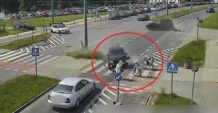 Tychy. Auto o mało nie rozjechało kobiety z wózkiem. Dramatyczne nagranie