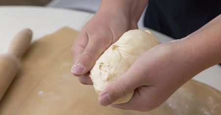 Czy ciasto drożdżowe można mrozić? Wiele osób nie ma pojęcia