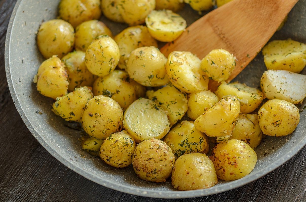 Oven-baked young potatoes: A simple yet delicious summer delight