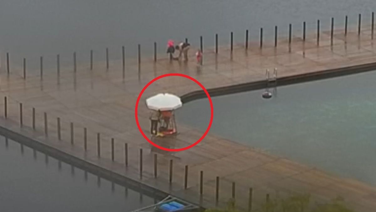 Ratownicy pracują w deszczu na Zakrzówku