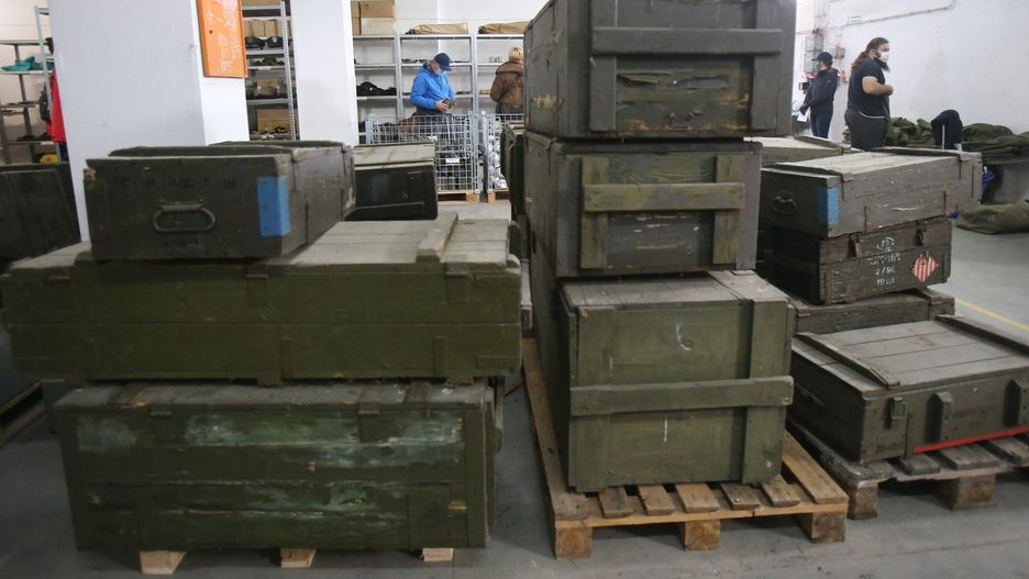 Sprzęt z demobilu można dostać online, na przetargach, a także w magazynach AMW. Na zdjęciu magazyn AMW Gliwice.