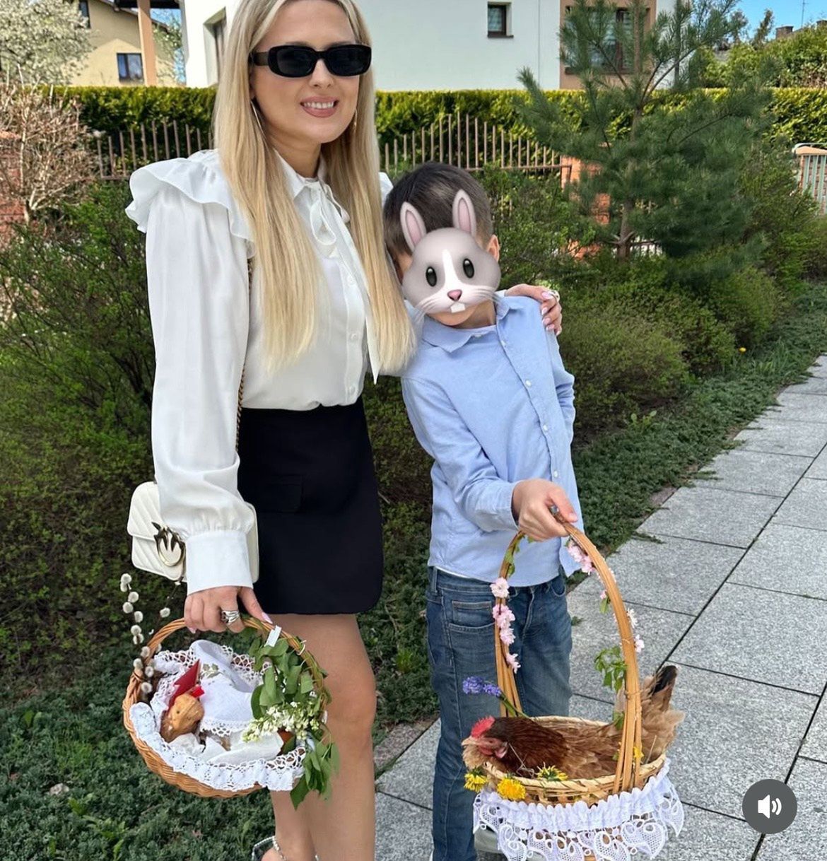 Gosia Andrzejewicz zabrała kurę do kościoła 