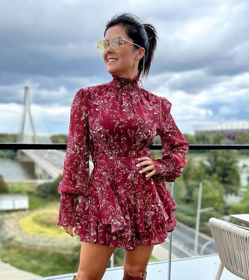 Kasia Cichopek w bordowej mini