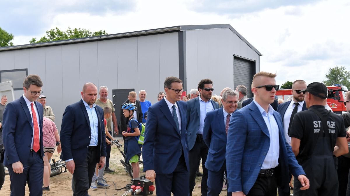 Tychowo, 11.06.2021. Premier Mateusz Morawiecki (C), minister infrastruktury Andrzej Adamczyk (5P) oraz rzecznik prasowy rządu Piotr Mueller (L) podczas wizyty w Tychowie, 11 bm. Premier Morawiecki przebywa z wizytą w województwie zachodniopomorskim. (jm) PAP/Marcin Bielecki