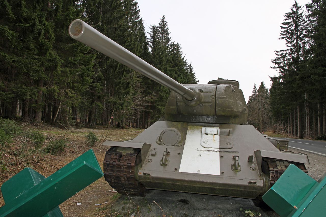 British tanks near Kursk. Russians have a problem.