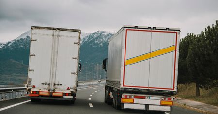 Dlaczego tiry na trasie wyprzedzają się tak długo? Proste: takie są przepisy