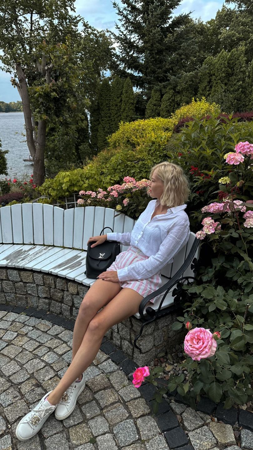 Edyta Pazura w lnianym komplecie