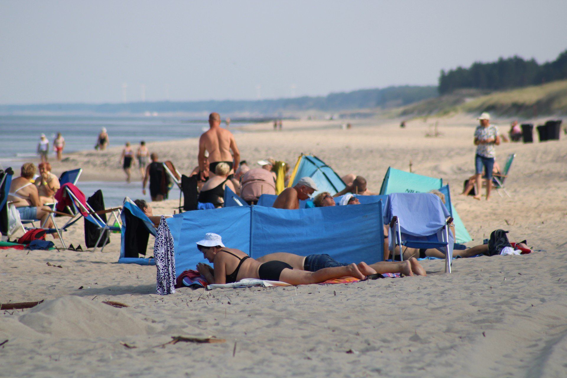 Środowe południe na plaży w Łazach