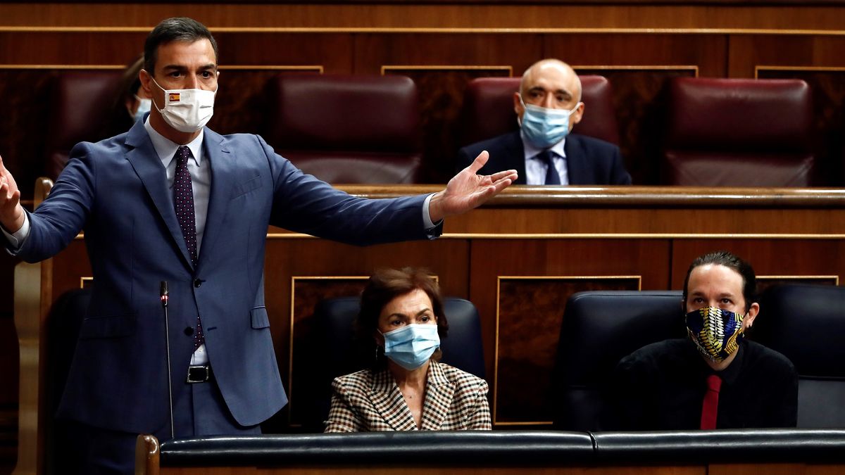 Hiszpański premier Pedro Sanchez (po lewej) oraz wicepremierowie Carmen Calvo (w środku) i Pablo Iglesias (po prawej) podczas posiedzenia parlamentu.