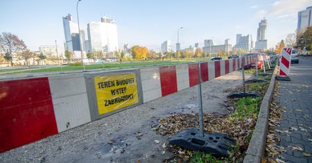 Warszawa. Powstaje nowy parking wzdłuż Alei Jerozolimskich