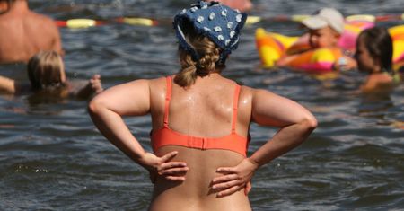 "Robisz nam obciach". Córki uciekły, gdy zobaczyły matkę w bikini