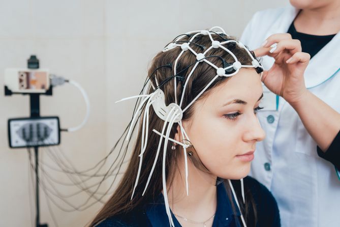Badanie EEG to zapis bioelektrycznej aktywności mózgu.