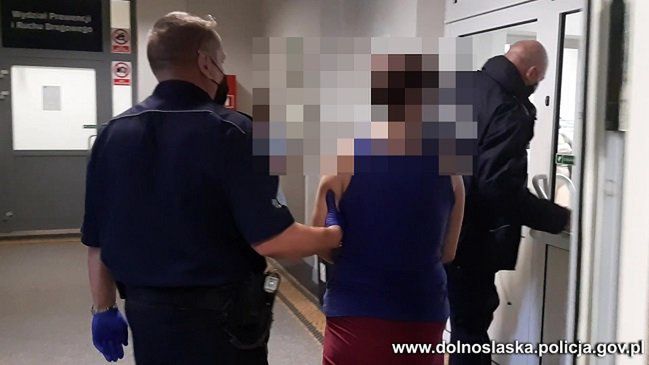 Lubań. Najpierw wtargnęła do domu sąsiadów. Później groziła im nożem na spacerze