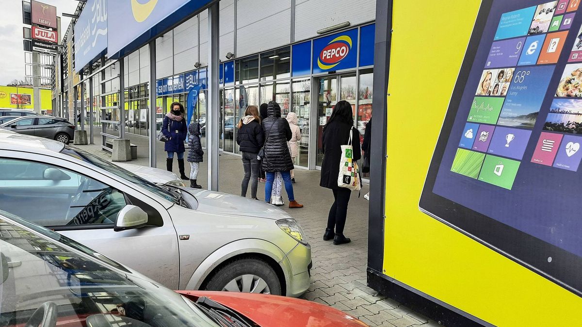 kolejkaWojtek Jargi�ocentra wielkopowierzchniowe, centrum handlowe, Covid-19, epidemia, galeria handlowa, handel, handlowe, hanlowa, klienci, kolejka, koronowirus, obostrzenia, ograniczenia, otwarcie, otwarte, pandemia, pepco, poluzowania, ponowne otwarcie, SARS-CoV-2, sklep, zakupy, zmiejszania obostrze�, zniesienie, znoszenie