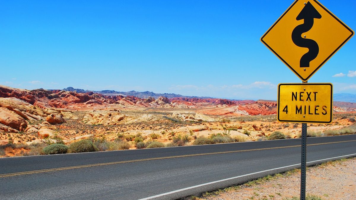 Tabliczki do znaków drogowych mają podobne kształty i kolorystykę niezależnie od kraju