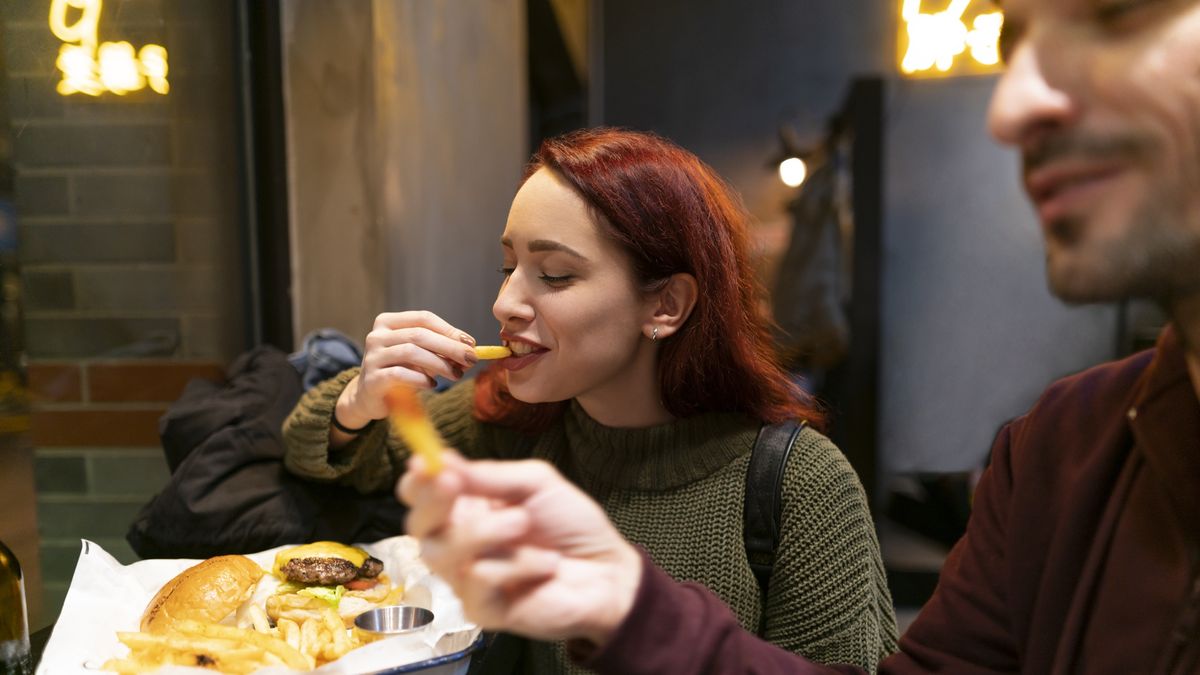 Have a friend forever to be happy
Young Caucasian ethnicity couple enjoying the tasty fast food in restaurant.
SrdjanPav