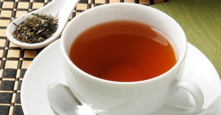 Wycofano w wielu krajach. Polacy wciąż piją, a rujnuje wątrobę