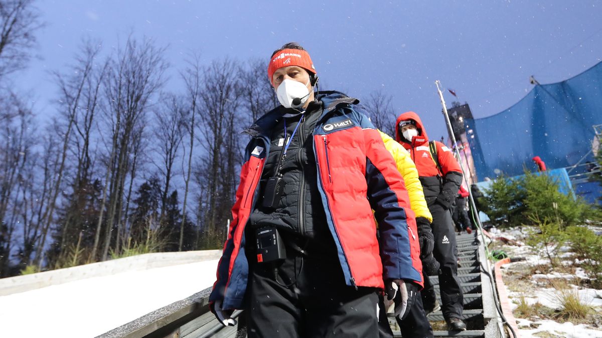 Wisła, 04.12.2021. Dyrektor Pucharu Świata Sandro Pertile na skoczni im. Adama Małysza w Wiśle, 4 bm. Z powodu wiatru odwołano serię próbną przed konkursem dryżynowym zawodów Pucharu Świata w skokach narciarskich. (gj) PAP/Grzegorz Momot