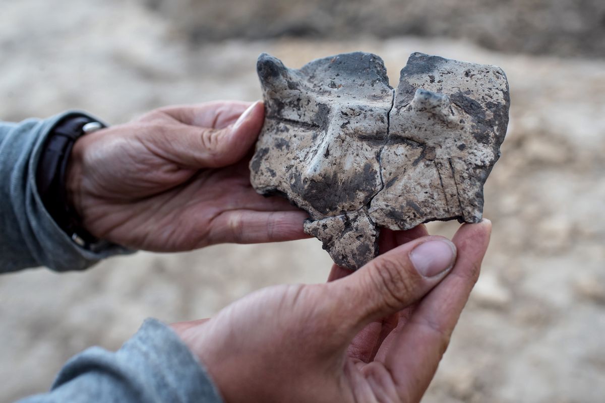 Brzeg naczynia zdobiony ornamentem antropomorficznym z okresu wczesnego neolitu, znaleziony podczas prac archeologicznych w Biskupicach