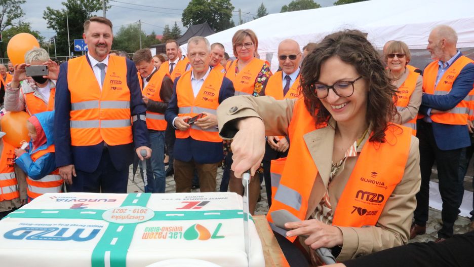 Bielsko-Biała. Podczas uroczystego otwarcia ul. Cieszyńskiej nie zabrakło tortu.