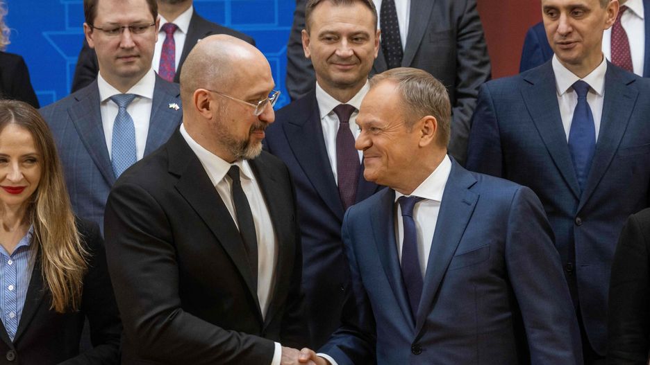 Polsko-ukrai?skie konsultacje mi?dzyrz?dowe
Ukraine's Prime Minister Denys Shmyhal (L) and Polish Prime Minister Donald Tusk (R)  shakes hands during the family photo of the Ukrainian and Polish delegations during Polish-Ukraine Government Consultation at the Polish Prime Ministry office in Warsaw, March 28, 2024. (Photo by Wojtek Radwanski / AFP)
WOJTEK RADWANSKI