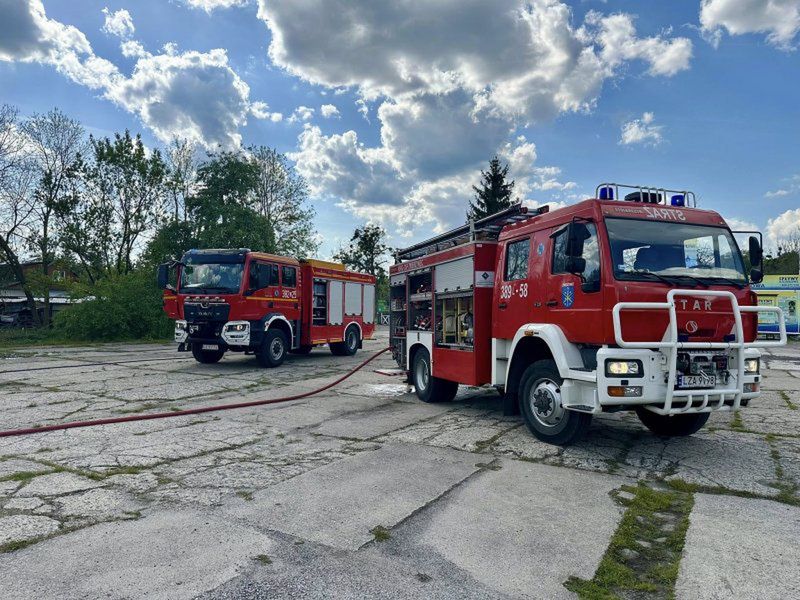 (fot. OSP KSRG Zwierzyniec) Elektryczny Jaguar stanął w płomieniach