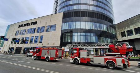 Dym w najwyższym budynku we Wrocławiu. Tysiąc osób ewakuowanych ze Sky Tower