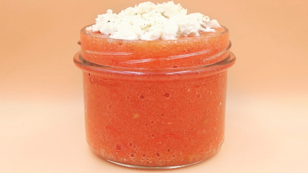 Gazpacho z pomidorów i ogórków z fetą przepis