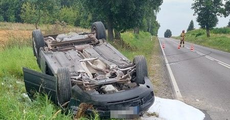 Miał 3 promile, myślał, że jest już trzeźwy. Dachował na prostym odcinku