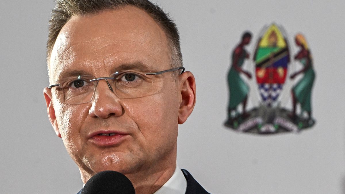 Dar es Salaam, Tanzania, 09.02.2024. Wizyta prezydenta RP w Tanzanii. Prezydent RP Andrzej Duda podczas prezentacji projektu rozwojowego dot. szkoleń z ratownictwa medycznego w Dar es Salaam, 9 bm. Prezydent RP Andrzej Duda z pierwszą damą Agatą Kornhauser-Dudą są z wizytą w Afryce Wschodniej. Celami wizyty są promocja polskiego biznesu i współpraca w zakresie bezpieczeństwa. (mr) PAP/Radek Pietruszka