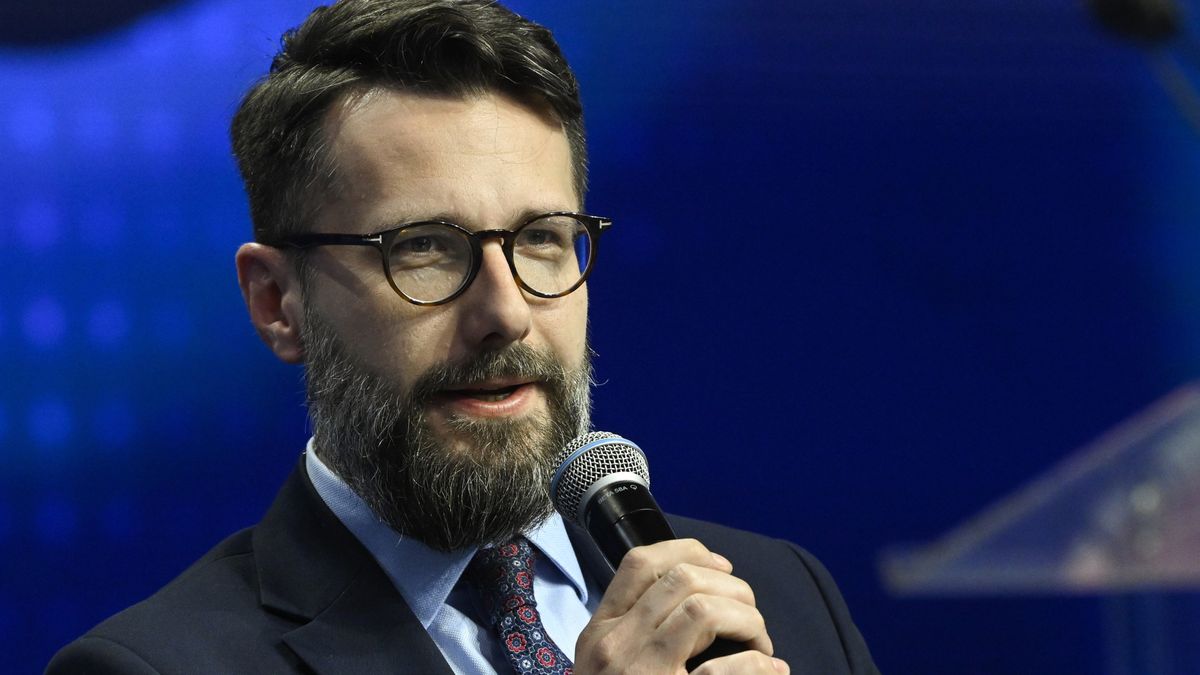 MEP of the Polish Law and Justice (PiS) party in the European Conservatives and Reformists Party (ECR) group, Radoslaw Fogiel, attends a podium discussion at the third Hungarian edition of the Conservative Political Action Conference, CPAC Hungary, in Budapest, Hungary, 26 April 2024. The two-day event is hosted from 25 to 26 April by the Center for Fundamental Rights of Hungary for the third consecutive year. EPA/Szilard Koszticsak HUNGARY OUT Dostawca: PAP/EPA.