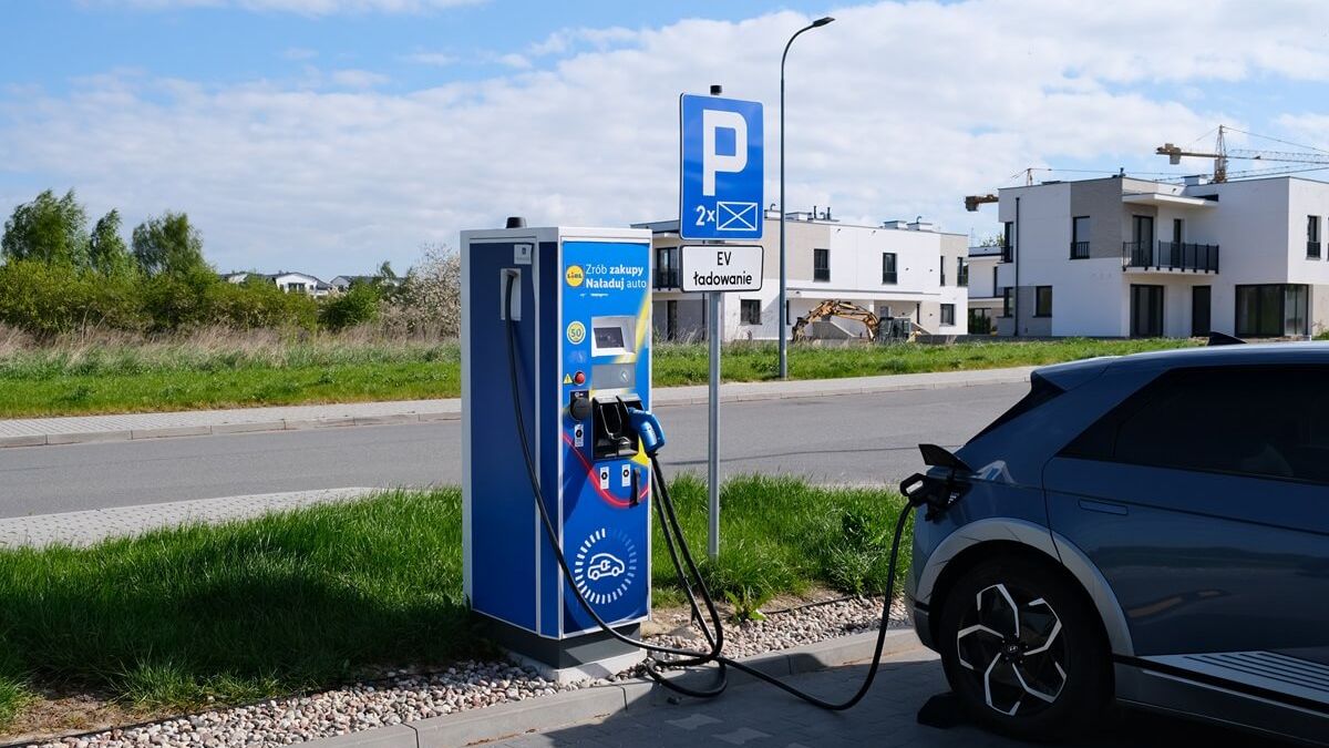 Stacja ładowania aut elektrycznych na parkingu sklepu Lidl przy ul. Zelwerowicza w Lublinie