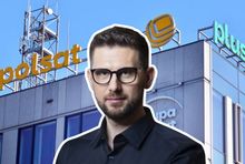 Piotr Żak na dle biura Cyfrowego Polsatu, fot. mat. prasowe